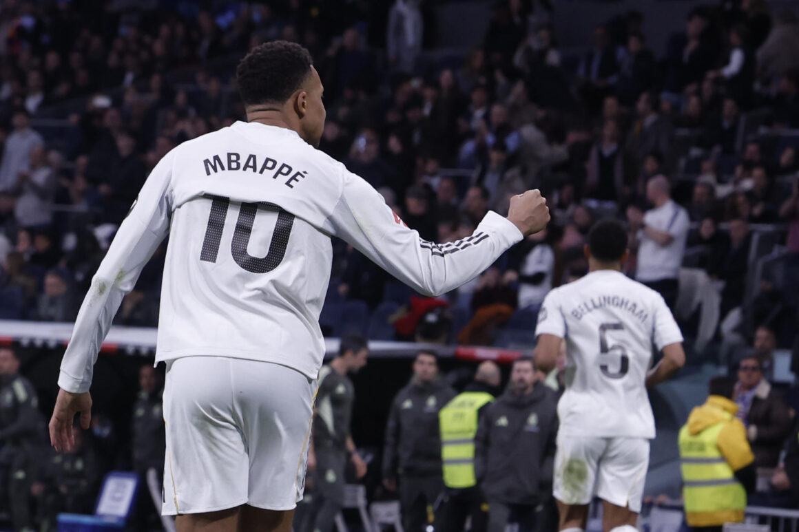 El jugador del Real Madrid Kylian Mbappé (i) celebra su gol de penalti contra el Levante, durante el partido de LaLiga EA Sports disputado contra el Levante UD este sábado en el estadio Santiago Bernabéu de Madrid. EFE/ Javier Lizón