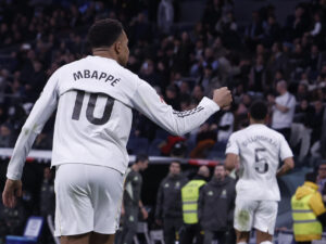 El jugador del Real Madrid Kylian Mbappé (i) celebra su gol de penalti contra el Levante, durante el partido de LaLiga EA Sports disputado contra el Levante UD este sábado en el estadio Santiago Bernabéu de Madrid. EFE/ Javier Lizón