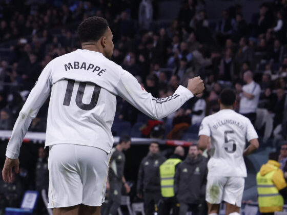 El jugador del Real Madrid Kylian Mbappé (i) celebra su gol de penalti contra el Levante, durante el partido de LaLiga EA Sports disputado contra el Levante UD este sábado en el estadio Santiago Bernabéu de Madrid. EFE/ Javier Lizón
