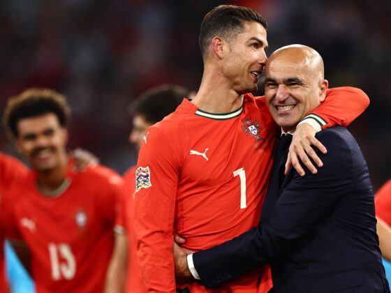 Fotografía de Anna Szilagyi, en la que puede verse en una imagen de archivo del 8 de junio de 2025 al futbolista Cristiano Ronaldo (i) y al seleccionador de Portugal, el español Roberto Martínez (d), tras ganar la final de la Liga de Naciones. EFE