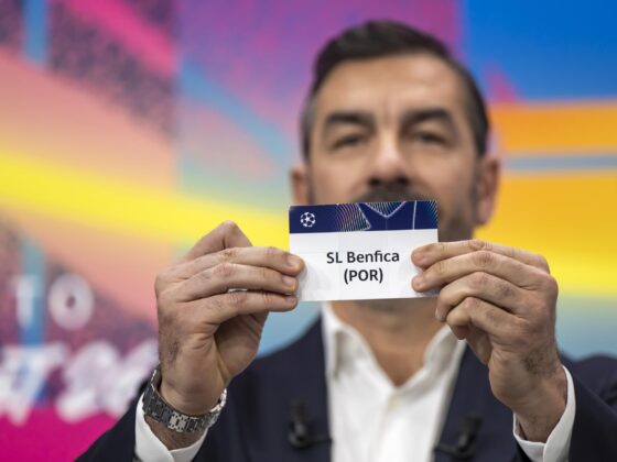 El exjugador y embajador francés Robert Pires muestra un boleto del Benfica durante el sorteo de la fase de play-off de la ronda eliminatoria de la UEFA Champions League en la sede de la UEFA en Nyon, Suiza. EFE/EPA/MARTIAL TREZZINI