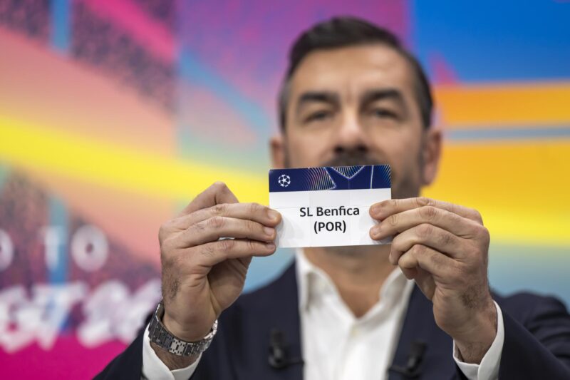 El exjugador y embajador francés Robert Pires muestra un boleto del Benfica durante el sorteo de la fase de play-off de la ronda eliminatoria de la UEFA Champions League en la sede de la UEFA en Nyon, Suiza. EFE/EPA/MARTIAL TREZZINI