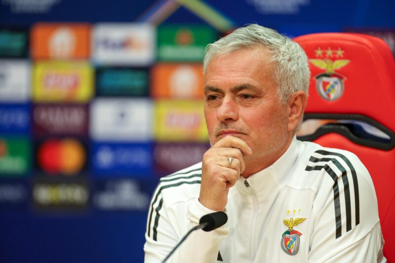 El entrenador del Benfica José Mourinho atiende a los medios en Seixal, Portugal. EFE/EPA/RUI MINDERICO