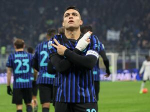El jugador del FC Inter Lautaro Martinez celebra un gol durante el partido de la Serie A que han jugado FC Inter y Bologna FC en Milan, Italia. EFE/EPA/Roberto Bregani