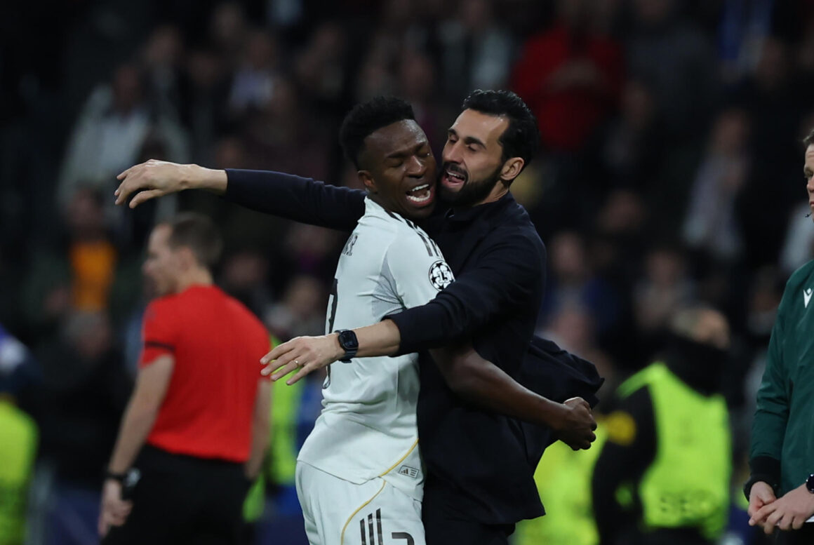 El técnico del Real Madrid, Álvaro Arbeloa y el jugador del equipo blanco, Vinicius Junior, celebran el quinto gol del equipo madridista durante el encuentro correspondiente a la Liga de Campeones UEFA entre el Real Madrid y el AS Mónaco. EFE/ Kiko Huesca.