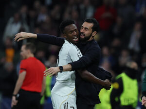 El técnico del Real Madrid, Álvaro Arbeloa y el jugador del equipo blanco, Vinicius Junior, celebran el quinto gol del equipo madridista durante el encuentro correspondiente a la Liga de Campeones UEFA entre el Real Madrid y el AS Mónaco. EFE/ Kiko Huesca.