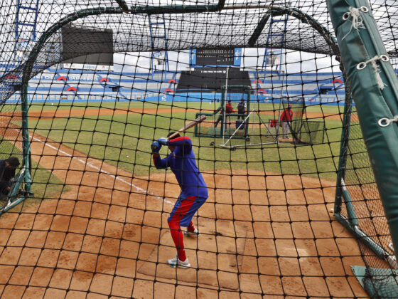 Un integrante de la selección de béisbol de Cuba participa en un entrenamiento este jueves, en el estadio Latinoamericano en La Habana. EFE/ Ernesto Mastrascusa