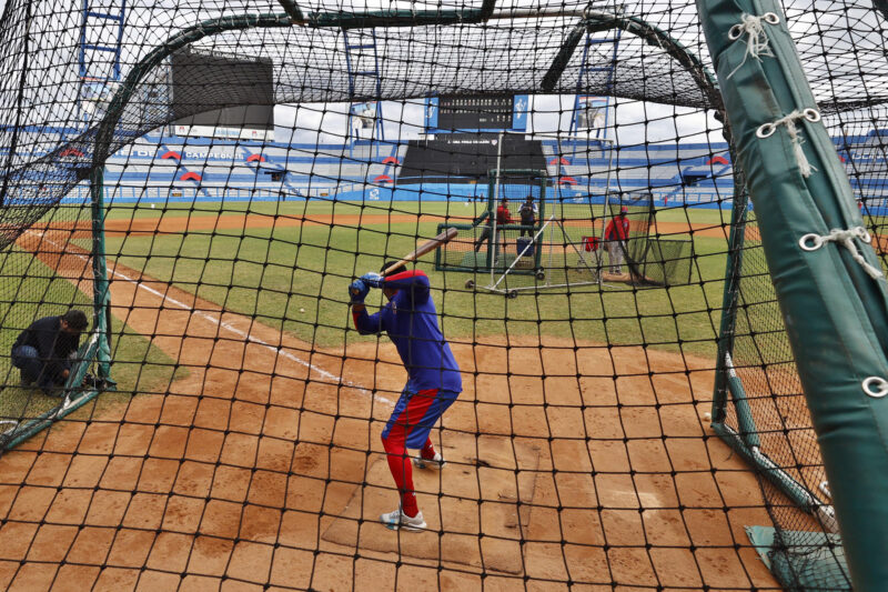 Un integrante de la selección de béisbol de Cuba participa en un entrenamiento este jueves, en el estadio Latinoamericano en La Habana. EFE/ Ernesto Mastrascusa