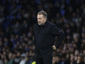 El entrenador del Barcelona, Hansi Flick durante el partido de LaLiga EA Sports que Real Sociedad y FC Barcelona disputaron en el estadio de Anoeta, en San Sebastián. EFE/Javier Etxezarreta