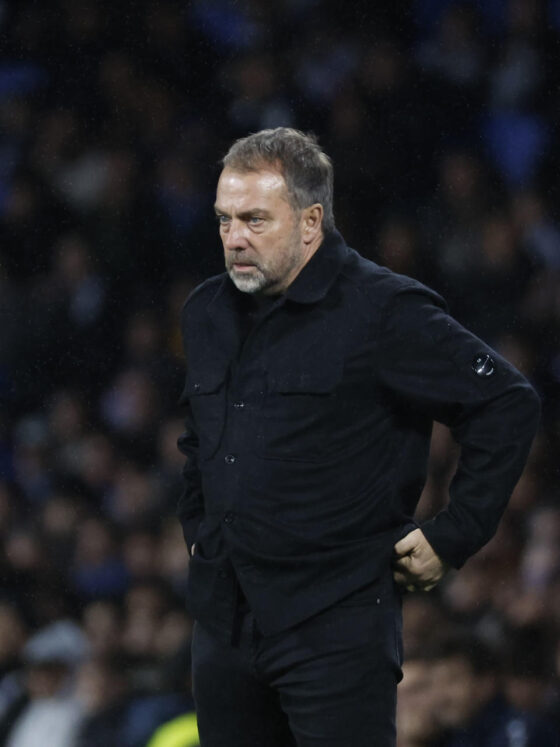 El entrenador del Barcelona, Hansi Flick durante el partido de LaLiga EA Sports que Real Sociedad y FC Barcelona disputaron en el estadio de Anoeta, en San Sebastián. EFE/Javier Etxezarreta