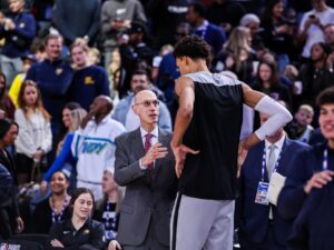 Fotografía de Christophe Petit Tesson, en la que puede verse en una imagen de archivo del 25 de enero de 2025 al comisionado de la NBA, Adam Silver, durante un partido en Europa. EFE *Shutterstock fuera*