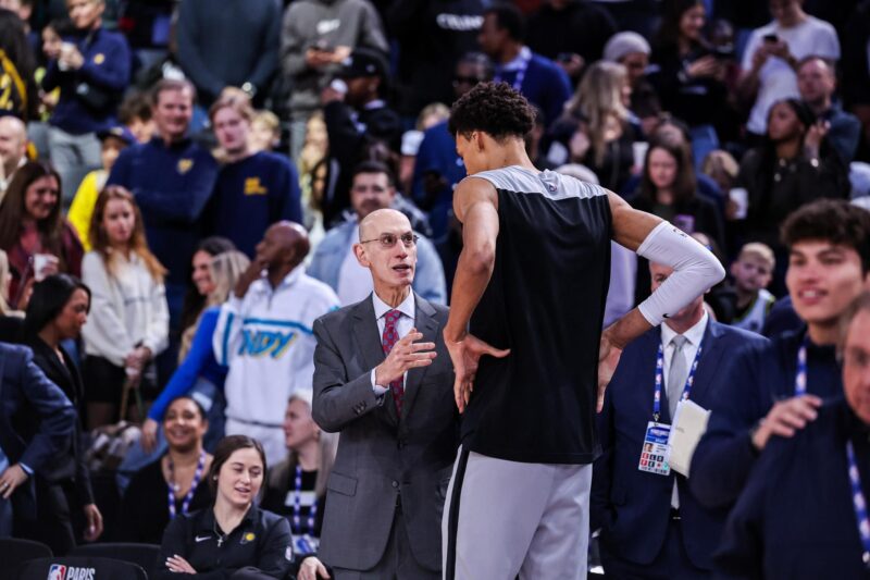 Fotografía de Christophe Petit Tesson, en la que puede verse en una imagen de archivo del 25 de enero de 2025 al comisionado de la NBA, Adam Silver, durante un partido en Europa. EFE *Shutterstock fuera*