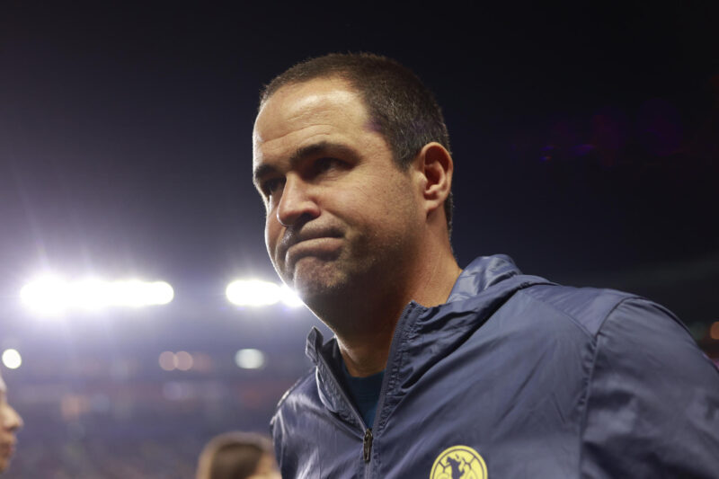 Fotografía de archivo donde aparece Andre Jardine, entrenador de América. EFE/ David Martínez Pelcastre
