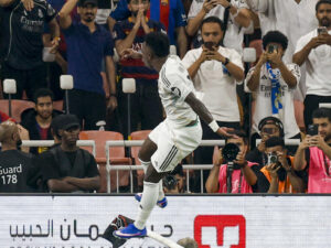El delantero brasileño del Real Madrid, Vinicius Jr., celebra el primer gol del equipo madridista durante el encuentro de la final de la Supercopa de España entre el FC Barcelona y el Real Madrid, este domingo en el estadio Ciudad Deportiva del Rey Abdalá de Yeda (Arabia Saudí). EFE/ Kai Försterling