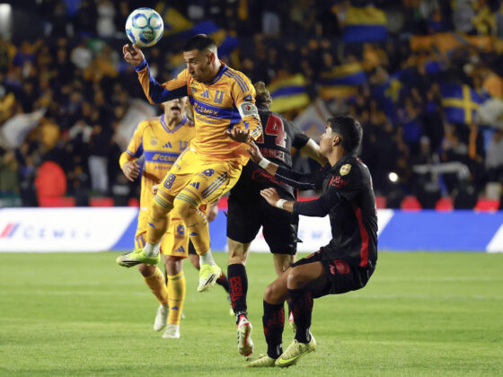 Fernando Gorriarán (i) de Tigres toma el control del balón ante la marca del defensor de Toluca Everaldo López (d) en el partido de la tercera jornada del Torneo Clausura mexicano jugado este sábado en el estadio Universitario en San Nicolás. EFE/ Antonio Ojeda