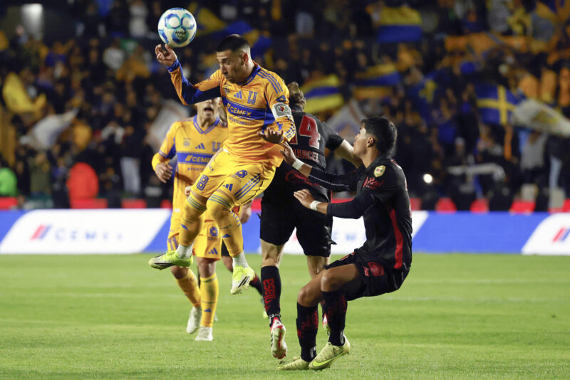 Fernando Gorriarán (i) de Tigres toma el control del balón ante la marca del defensor de Toluca Everaldo López (d) en el partido de la tercera jornada del Torneo Clausura mexicano jugado este sábado en el estadio Universitario en San Nicolás. EFE/ Antonio Ojeda