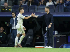 Fotografía de Juanjo Martín, en la que puede verse en una imagen de archivo del 22 de octubre de 2025 al centrocampista turco del Real Madrid Arda Güler (i) saludando a su entonces técnico, Xavi Alonso (d), durante un partido. EFE