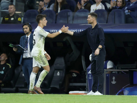 Fotografía de Juanjo Martín, en la que puede verse en una imagen de archivo del 22 de octubre de 2025 al centrocampista turco del Real Madrid Arda Güler (i) saludando a su entonces técnico, Xavi Alonso (d), durante un partido. EFE