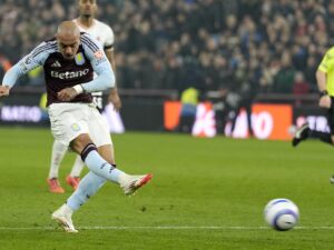 Donyell Malen, nuevo jugador del Roma, en una imagen con el Aston Villa. EFE/EPA/TIM KEETON