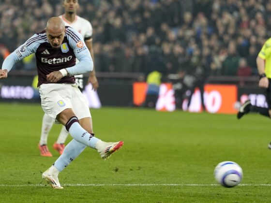 Donyell Malen, nuevo jugador del Roma, en una imagen con el Aston Villa. EFE/EPA/TIM KEETON