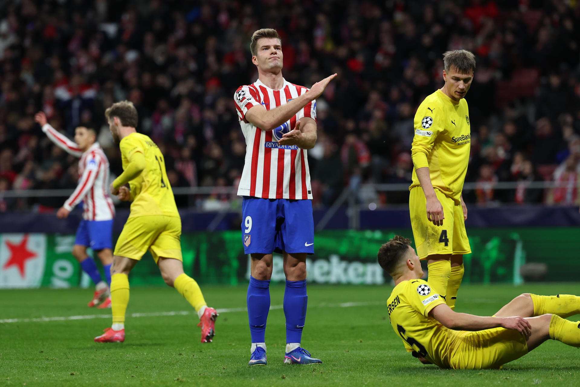 La revolución ártica: Las razones del éxito del Bodø/Glimt El delantero del Atlético de Madrid Alexander Sørloth durante el encuentro correspondiente a la última jornada de la fase regular de la Liga de Campeones que disputaron este miércoles Atlético de Madrid y Bodo/Glimt en el estadio Metropolitano, en Madrid. EFE/Kiko Huesca