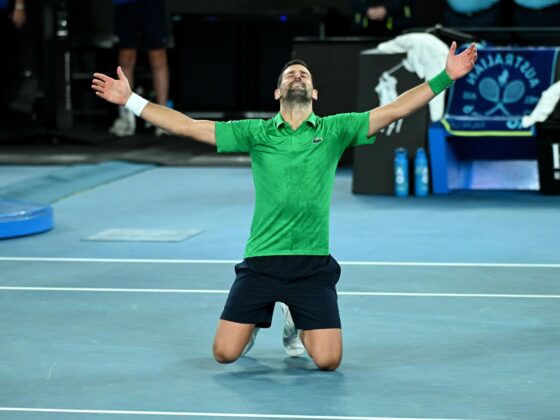 Novak Djokovic celebra su victoria en la semifinal del Abierto de Australia ante Jannik Sinner. EFE/EPA/JAMES ROSS AUSTRALIA AND NEW ZEALAND OUT