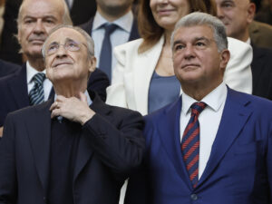 Fotografía de Sergio Pérez, en la que puede verse en una imagen de archivo del 26 de octubre de 2025 a los presidentes del Real Madrid, Florentino Pérez (i), y del Barcelona, Joan Laporta (d), durante un partido en el Estadio Santiago Bernabéu. EFE