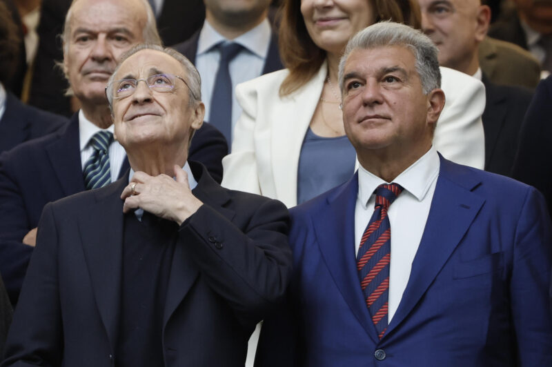 Fotografía de Sergio Pérez, en la que puede verse en una imagen de archivo del 26 de octubre de 2025 a los presidentes del Real Madrid, Florentino Pérez (i), y del Barcelona, Joan Laporta (d), durante un partido en el Estadio Santiago Bernabéu. EFE