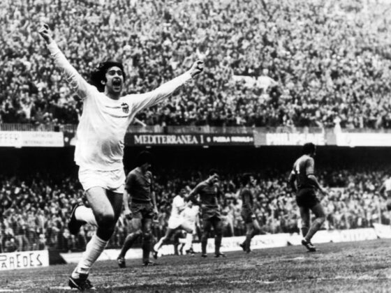 Foto de archivo del delantero argentino del Valencia Mario Alberto Kempes celebrando un gol durante el partido de Liga disputado ante el Real Madrid, en el estadio Luis Casanova, el 27 de enero de 1980. EFE/voo