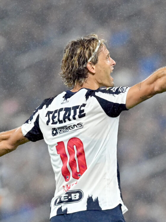Sergio Canales de Monterrey reacciona durante un partido en el estadio BBVA, en Guadalupe (México). EFE/ Miguel Sierra
