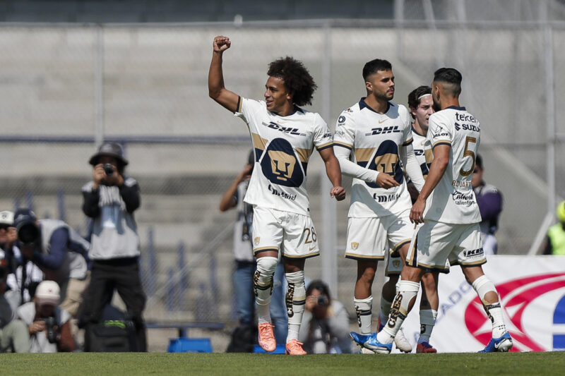 Adalberto Carrasquilla (c) de Pumas celebra un gol este domingo, durante un encuentro por la jornada 1 del torneo Clausura 2026 de la Liga MX en el estadio Olímpico Universitario, en Ciudad de México (México). EFE/ Isaac Esquivel