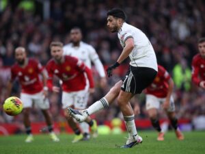 MANCHESTER (United Kingdom), 01/02/2026.- Raul Jimenez of Fulham scores the 1-2 goal during the English Premier League match between Manchester United and Fulham FC, in Manchester, Britain, 01 February 2026. (Reino Unido) EFE/EPA/ADAM VAUGHAN EDITORIAL USE ONLY. No use with unauthorized audio, video, data, fixture lists, club/league logos, 'live' services or NFTs. Online in-match use limited to 120 images, no video emulation. No use in betting, games or single club/league/player publications.