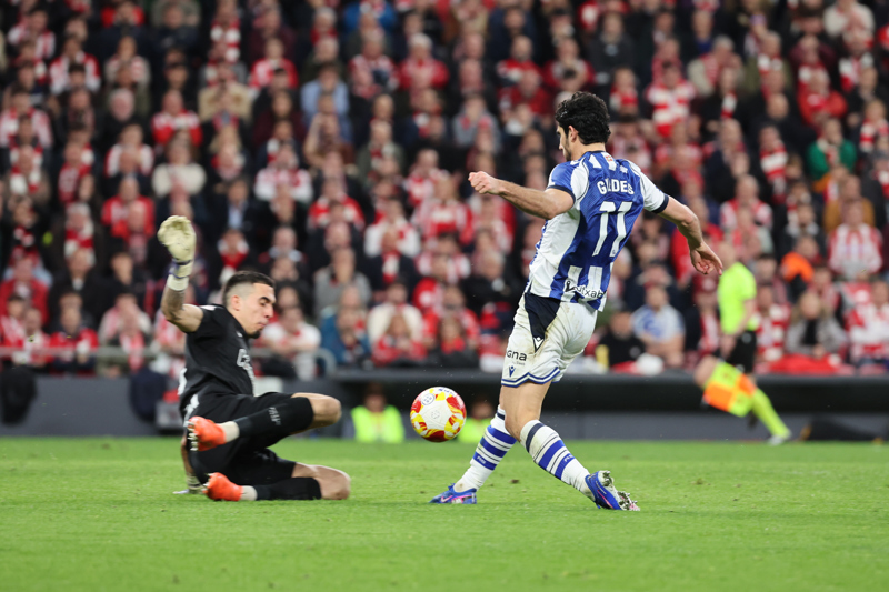 Real Sociedad se lleva la ventaja en San Mames con mexicano presente