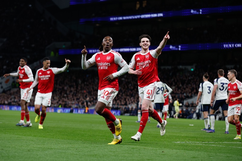 LONDON (United Kingdom), 22/02/2026.- Eberechi Eze (L) of Arsenal celebrates scoring the 1-3 goal during the English Premier League match between Tottenham Hotspur and Arsenal FC, in London, Britain, 22 February 2026. (Reino Unido, Londres) EFE/EPA/DAVID CLIFF EDITORIAL USE ONLY. No use with unauthorized audio, video, data, fixture lists, club/league logos, 'live' services or NFTs. Online in-match use limited to 120 images, no video emulation. No use in betting, games or single club/league/player publications.