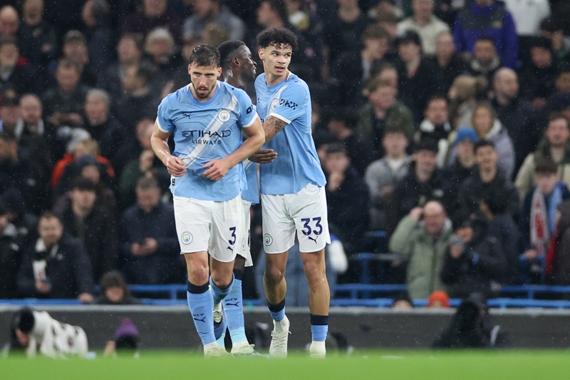 MANCHESTER (United Kingdom), 11/02/2026.- Nico O'Reilly of Manchester City (R) celebrates scoring the 2-0 goal with Antoine Semenyo of Manchester City (L) during the English Premier League match between Manchester City and Fulham FC, in Manchester, Britain, 11 February 2026. (Reino Unido) EFE/EPA/ADAM VAUGHAN EDITORIAL USE ONLY. No use with unauthorized audio, video, data, fixture lists, club/league logos, 'live' services or NFTs. Online in-match use limited to 120 images, no video emulation. No use in betting, games or single club/league/player publications.