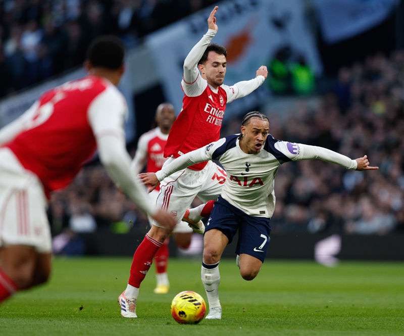 LONDON (United Kingdom), 22/02/2026.- Xavi Simons of Tottenham (R) in action against Martin Zubimendi of Arsenal during the English Premier League match between Tottenham Hotspur and Arsenal FC, in London, Britain, 22 February 2026. (Reino Unido, Londres) EFE/EPA/DAVID CLIFF EDITORIAL USE ONLY. No use with unauthorized audio, video, data, fixture lists, club/league logos, 'live' services or NFTs. Online in-match use limited to 120 images, no video emulation. No use in betting, games or single club/league/player publications.