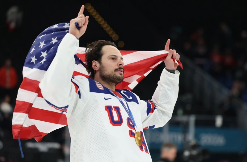 MILAN (Italy), 22/02/2026.- Gold medalist Auston Matthews of USA poses on the ice after the medal ceremony for the Men's Ice Hockey at the Milano Cortina 2026 Winter Olympic Games in Milano, Italy, 22 February 2026. (Italia) EFE/EPA/FAZRY ISMAIL