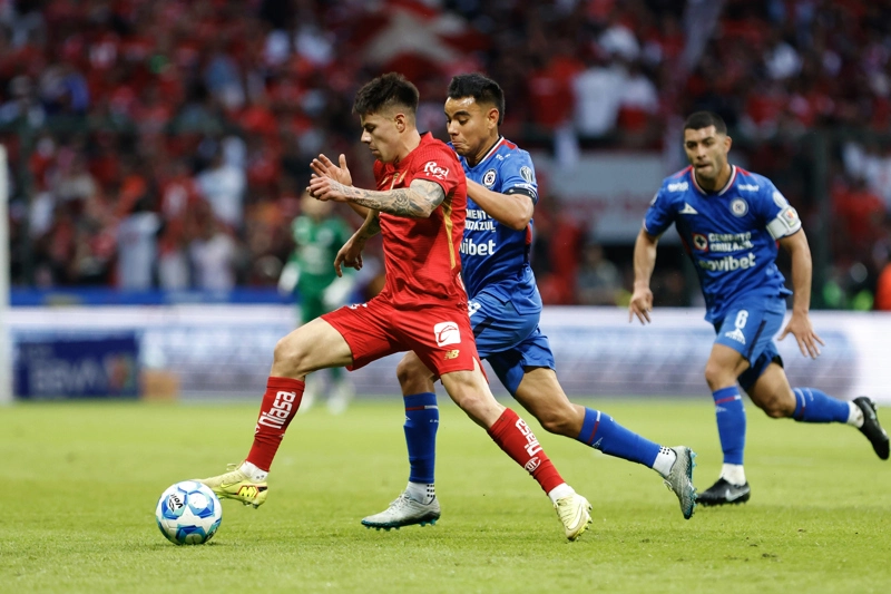 MEX3888. TOLUCA (MÉXICO), 07/02/2026.- Franco Romero (i) de Toluca disputa un balón con Carlos Rodríguez (c) y Eric Lira (d) de Cruz Azul este sábado, durante un partido del Torneo Clausura 2026 de la Liga MX en el estadio Nemesio Diez en Toluca (México). EFE/Felipe Gutiérrez