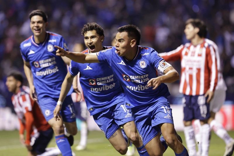 PUEBLA (MÉXICO), 22/02/2026.- Carlos Rodríguez (c) de Cruz Azul celebra un gol este sábado, durante un partido de la jornada 7 del torneo Apertura 2026 de la Liga MX entre Cruz Azul y Chivas en el estadio Cuauhtémoc en Puebla (México). EFE/ Hilda Ríos
