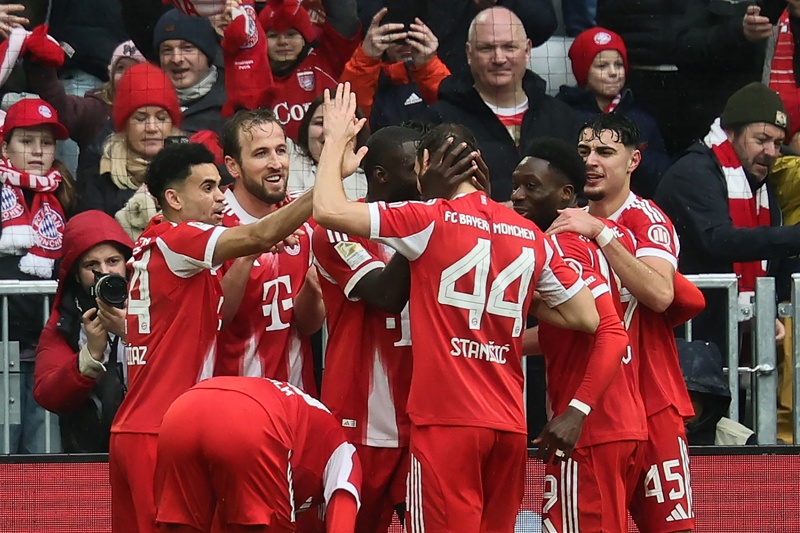 MUNICH (Germany), 21/02/2026.- Harry Kane of Munich (2-L) celebrates with teammates after scoring the 2-0 lead during the German Bundesliga soccer match between FC Bayern Munich and Eintracht Frankfurt in Munich, Germany, 21 February 2026. (Alemania) EFE/EPA/RONALD WITTEK CONDITIONS - ATTENTION: The DFL regulations prohibit any use of photographs as image sequences and/or quasi-video.