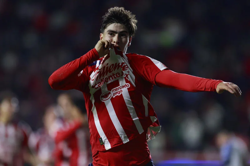 Armando González, delantero de las Chivas