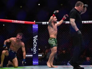 SYDNEY (Australia), 01/02/2026.- Alex Volkanovski (green trunks) from Australia celebrates winning his featherweight title bout against Diego Lopes (black trunks) of Brazil during the UFC 325 event at Qudos Bank Arena in Sydney, Australia, 01 February 2026. (Brasil) EFE/EPA/DEAN LEWINS EDITORIAL USE ONLY AUSTRALIA AND NEW ZEALAND OUT