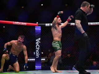 SYDNEY (Australia), 01/02/2026.- Alex Volkanovski (green trunks) from Australia celebrates winning his featherweight title bout against Diego Lopes (black trunks) of Brazil during the UFC 325 event at Qudos Bank Arena in Sydney, Australia, 01 February 2026. (Brasil) EFE/EPA/DEAN LEWINS EDITORIAL USE ONLY AUSTRALIA AND NEW ZEALAND OUT