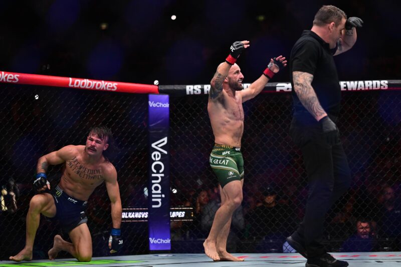 SYDNEY (Australia), 01/02/2026.- Alex Volkanovski (green trunks) from Australia celebrates winning his featherweight title bout against Diego Lopes (black trunks) of Brazil during the UFC 325 event at Qudos Bank Arena in Sydney, Australia, 01 February 2026. (Brasil) EFE/EPA/DEAN LEWINS EDITORIAL USE ONLY AUSTRALIA AND NEW ZEALAND OUT