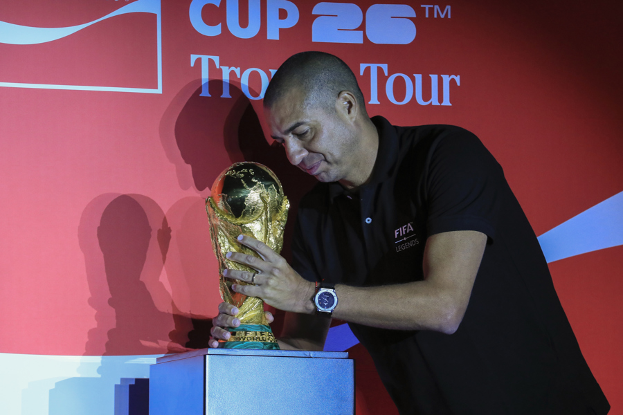 El trofeo de la Copa del Mundo llega a Bogotá de la mano de Trezeguet