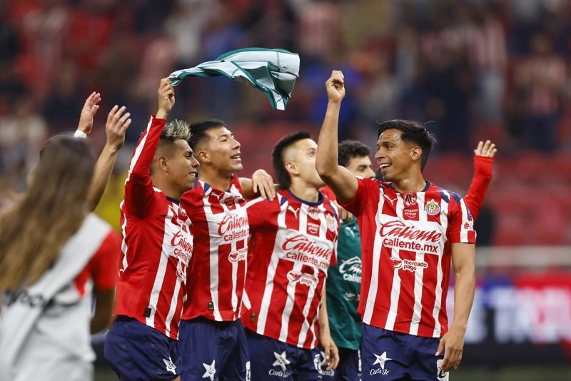 GUADALAJARA (MÉXICO), 14/02/2026.- Jugadores de Chivas celebran este sábado, al finalizar un partido de la Liga MX entre Guadalajara y América disputado en el Estadio Akron, en Guadalajara (México). EFE/ Francisco Guasco
