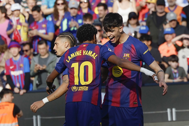 BARCELONA, 22/02/2026.- El centrocampista del Barcelona Marc Bernal (d) celebra con Lamine Yamal (i) tras marcar el 1-0 durante el partido de la jornada 25 de LaLiga EA Sports que FC Barcelona y el Levante UD disputan este domingo, en el Spotify Camp Nou de Barcelona. EFE/ Alberto Estévez