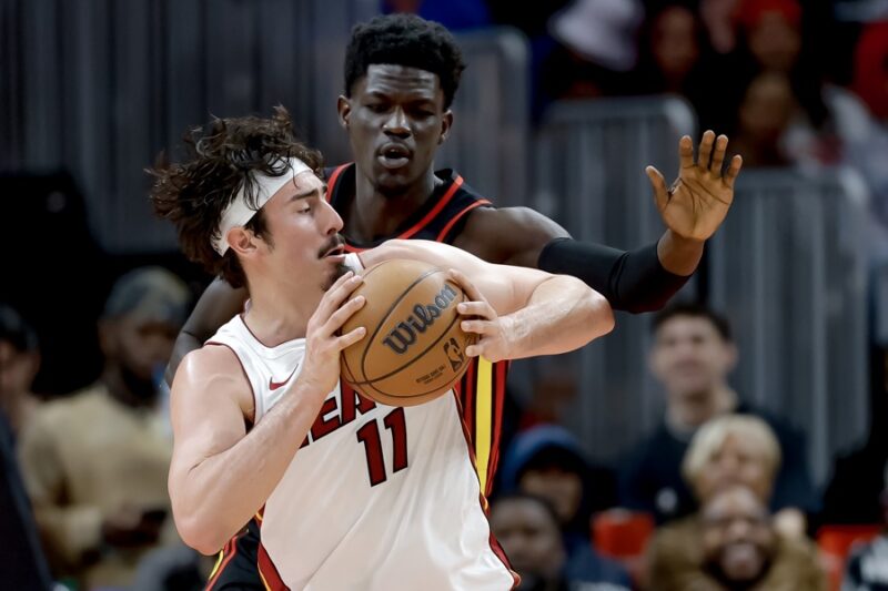 ATLANTA (United States), 21/02/2026.- Miami Heat forward Jaime Jaquez Jr. (L) in action against Atlanta Hawks forward Mouhamed Gueye (R) during the second half of an NBA basketball game between the Miami Heat and the Atlanta Hawks in Atlanta, Georgia, USA, 20 February 2026. (Baloncesto) EFE/EPA/ERIK S. LESSER SHUTTERSTOCK OUT