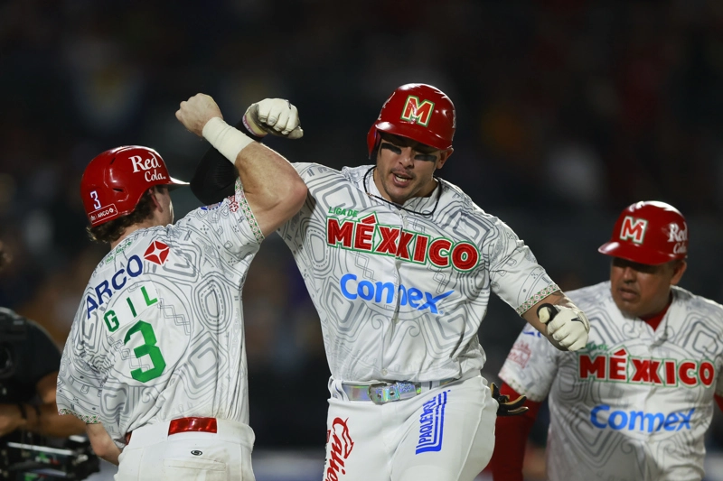 GUADALAJARA (MÉXICO), 07/02/2026.- Bligh Madris (d) y Mateo Gil de México Rojo celebran este sábado, durante la final de la Serie del Caribe de Béisbol 2026 entre México Rojo y México Verde en el estadio Panamericano Charros de Jalisco, en Guadalajara (México). EFE/ Francisco Guasco