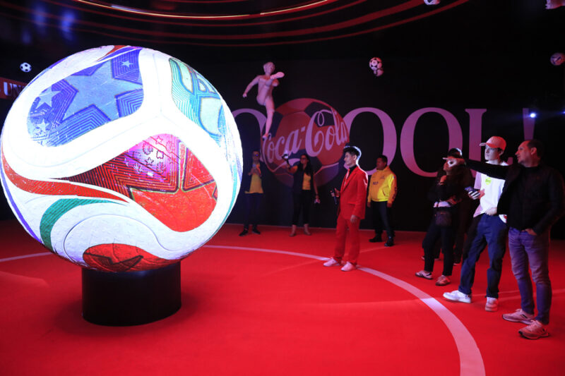 El trofeo de la Copa del Mundo llega a Bogotá de la mano de Trezeguet El trofeo de la Copa del Mundo llega a Bogotá de la mano de Trezeguet